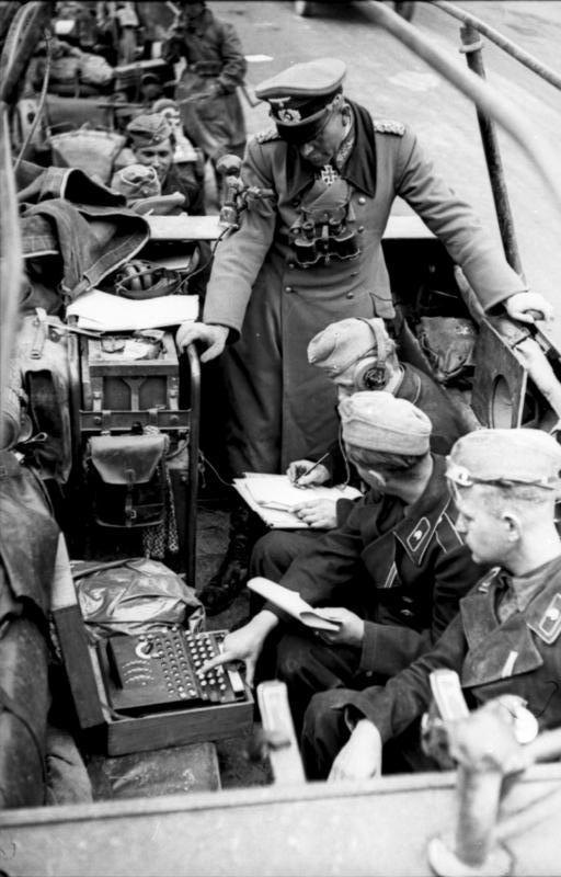 Guderian ve velitelském voze Sd.Kfz. 251 se šifrovacím strojem Enigma, květen 1940