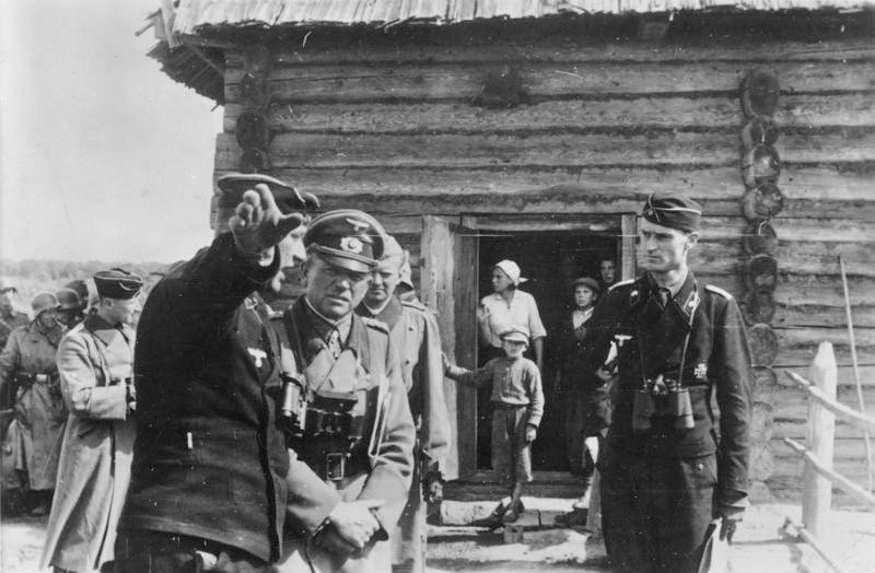 Guderian před velitelským stanovištěm, srpen 1941