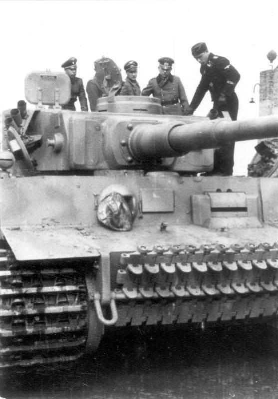 Důstojníci při prohlídce tanku Tiger I, 1943