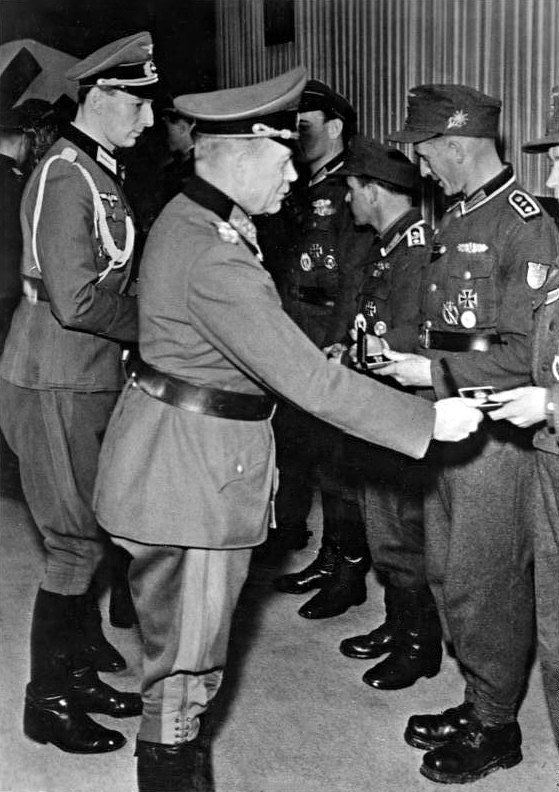 Guderian předává Zlatou sponu za boj zblízka, březen 1945